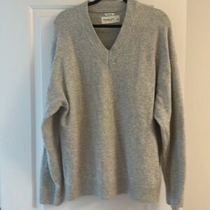 Abercrombie men’s light heather grey, super soft sweater.
